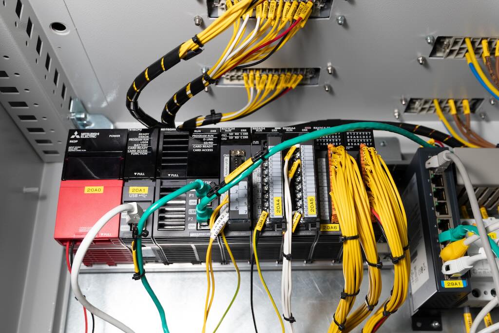 Figure 3: Keller’s unique setup, which combines screen printing and hot stamping on cylindrical objects, utilizes an industrial automation system that incorporates CC-Link IE TSN network technology to offer ground-breaking performance. 