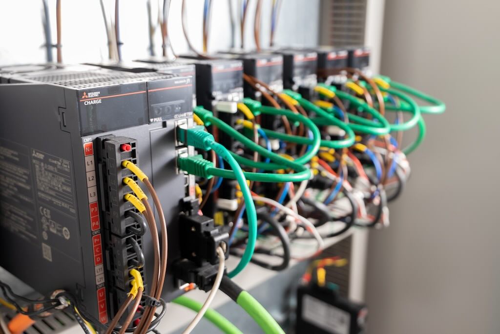 Figure 4: The setup includes Mitsubishi Electric’s Melsec MR-J5 servos controlled by an iQ-R series PLC,A which are all compatible with CC-Link IE TSN. 