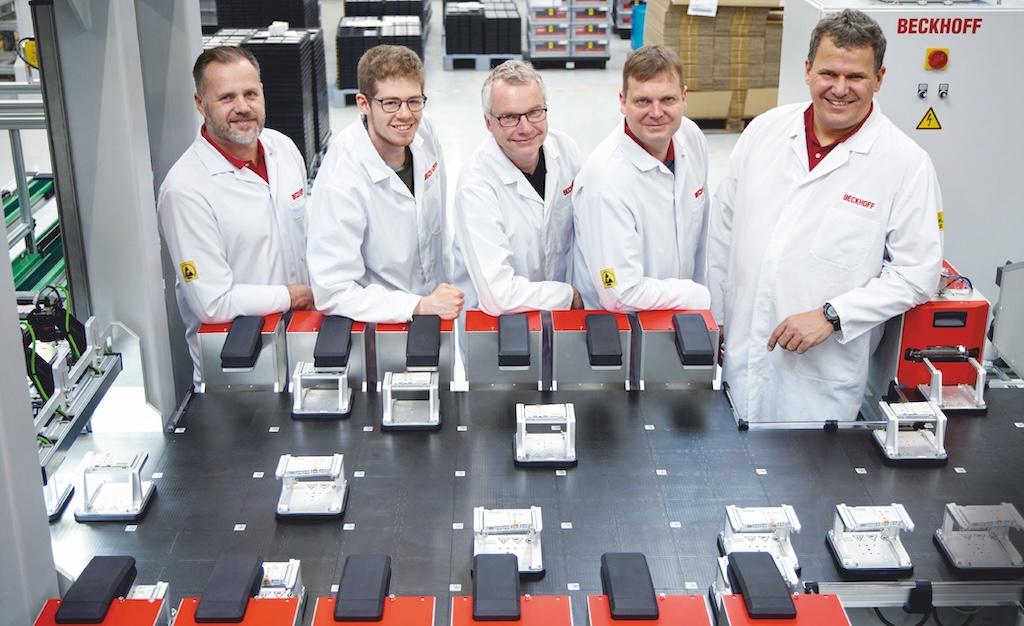 Figure 6: A team of Beckhoff experts developed the sophisticated adaptive automation system (from left): Daniel Golz (mechanical design), Mathis Blattner (test cabinet software development), Ulrich Brockhaus (system programming), Stefan Engelke (testing equipment development) and Michael Golz (head of the demo systems department). 